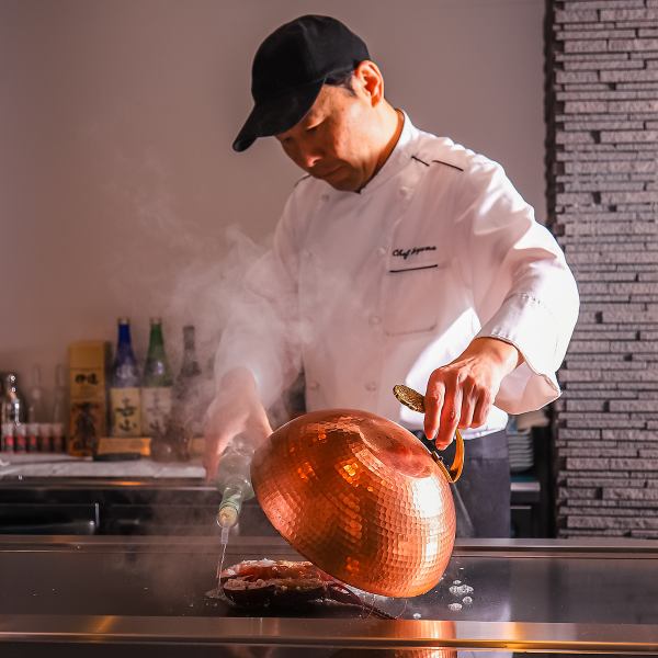 数多くの有名ホテルでフランス料理で修行し、経験を積んできた店主。2011年以降、被災した東北への支援に尽力し、そこでできた人々との繋がりが縁となり、「嘉山」を開店するきっかけとなりました。「お客様の生の声」を大切にする情熱を持っているからこそ、極上の絶品料理を提供できるのです。ご来店お待ちしております。