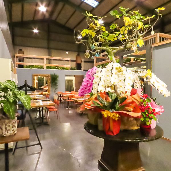 [Our store has an open and airy space] Our store is located inside a warehouse, and when you open the entrance you will be greeted by a stylish, open space.The restaurant has high ceilings and is spacious, allowing you to enjoy your meal in a relaxed atmosphere.