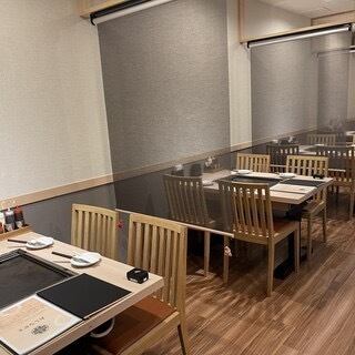鉄板が設置された席です。通常は、鉄板に蓋をしておりますが、蓋を外すこともできます。ご希望の際は、いつでもお申し付けください。