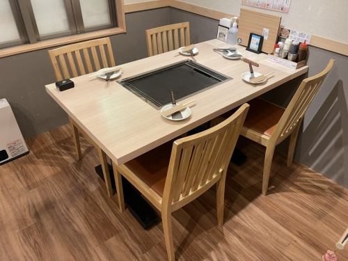 4名様×3卓。鉄板が設置された席で、熱々の鉄板料理をお楽しみいただけます。またテラス席もございますので、ご希望の際にはお問い合わせください。