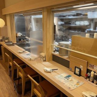 目の前で調理が見えるカウンター席。