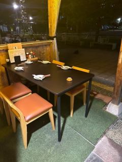 【テラス席／4名様×2卓】爽やかな風に包まれながら、気持ちの良い屋外で、美味しいお料理と美味しいお酒をお楽しみ下さい！お席はゆったり、お足元も広くお取りしております♪