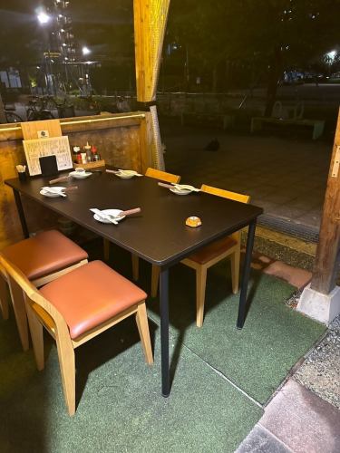 【テラス席／4名様×2卓】爽やかな風に包まれながら、気持ちの良い屋外で、美味しいお料理と美味しいお酒をお楽しみ下さい！お席はゆったり、お足元も広くお取りしております♪