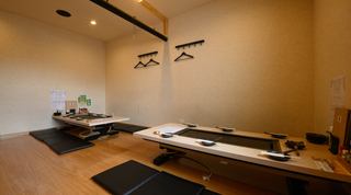 最大6名様×2卓(2階)。お食事をよりくつろいで楽しんでいただけるように、座高の高い座布団を使用しております。10名様以上で貸切OKです!(コースのみ)