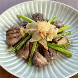 Grilled gizzard with garlic and salt