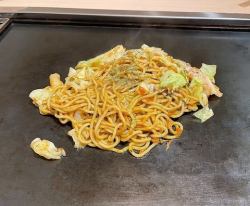 蒜蓉炒面（配鱿鱼、猪肉和大蒜）