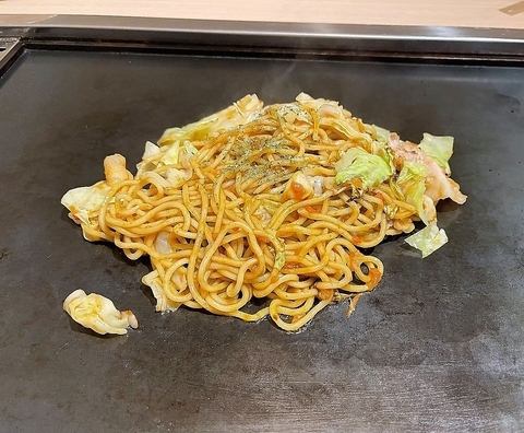 Garlic fried noodles (with squid, pork, and garlic)