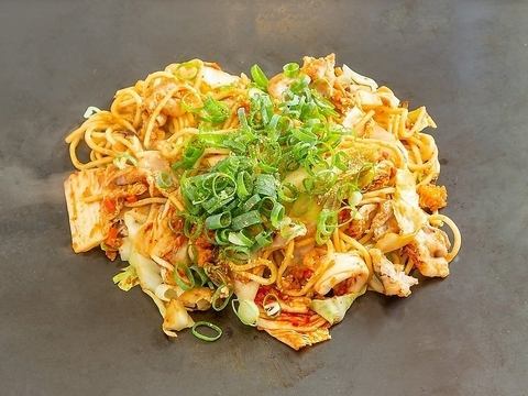 Pork and Kimchi Yakisoba (with pork and napa cabbage kimchi)