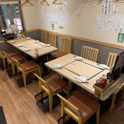 <p>1階テーブル席でも最大12名様のお席がご準備できます！（2階席貸切・座敷席は最大16名様まで）</p>