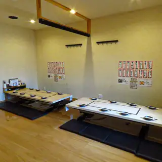 每桌最多8人（二楼）。为了帮助您放松身心，享受用餐时光，我们使用了座椅位置较高的坐垫。10人及以上团体可预约私人包场！（仅限套餐）