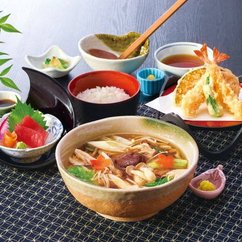 蘑菇、釜玉滿滿、醬汁濃稠、扁麵條的日式套餐