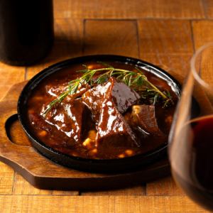 03　ほどける牛タンのやわらか赤ワイン煮