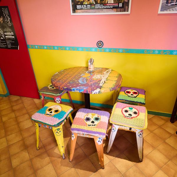 陽気なメキシカンスカルがお出迎え。手編みクッションの温もりが、長居したくなる居心地を演出。