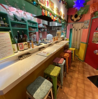 カウンターでテキーラの飲み比べ。