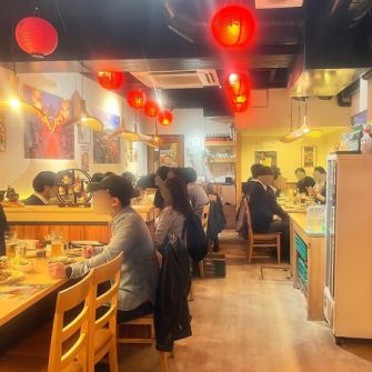 【記念日やお祝いにも使いやすい半個室のお席】カーテンで区切ってプライベートなお食事にも使える半個室のお席がございます。ご希望の際はお気軽にお店にご相談ください!皆様のご来店を心よりお待ちしております。
