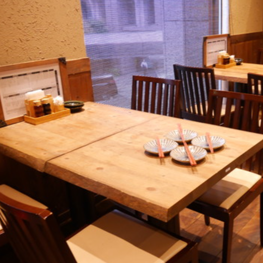 【넓은 4분 테이블】 소인수의 술집은 여기에서 ★일 돌아가기의 한잔이나 식사는 물론, 소인수로의 술자리에 딱 맞습니다.이용 인원수에 맞추어 테이블의 레이아웃 변경도 가능하므로 부담없이 상담해 주십시오.옛 좋은 일본의 공간에서 사치스러운 한 때를….