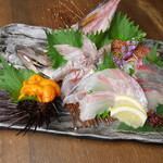 [Repeat after purchase!! 5 types of sashimi 1,480 yen] Plenty of assorted fresh fish! Pairs well with alcohol ◎