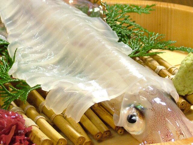 The counter is equipped with a large fish tank! Enjoy ingredients delivered directly from the source to your heart's content.