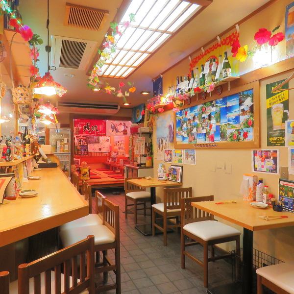 南国、沖縄の雰囲気漂う店内は、立食形式にはなりますが、最大で50名様でのご宴会も可能となっております。暖色系の配色の店内で、和気あいあいとした楽しいお時間をお過ごしください！