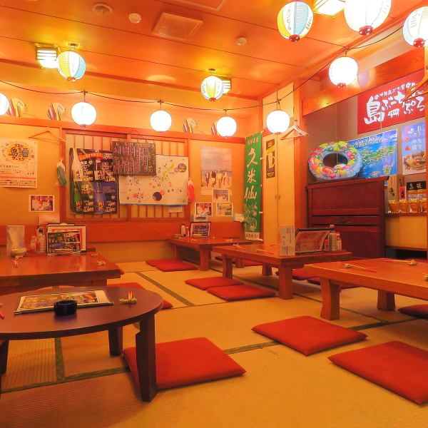 In our shop, we also have Japanese-style seats.You can enjoy your meal as you take your shoes off and relax.The desk for every 4 people can be used by more than 10 people by changing the layout!