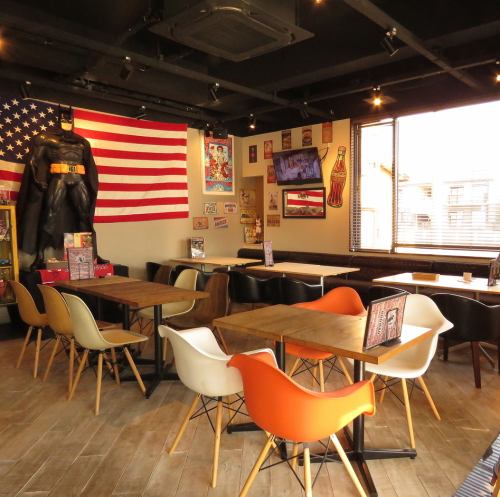 At the table seats, you can relax and enjoy your meal! Please use it according to the scene.Please spend a special time in an extraordinary, American atmosphere that colors the space.