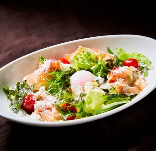 生ハムと半熟玉子のシーザーサラダ