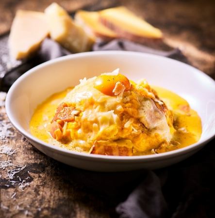 4種チーズの濃厚カルボナーラオムライス