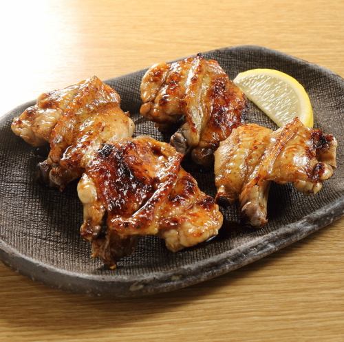 Crispy chicken wings grilled in soy sauce