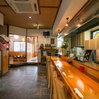 [Counter seats] Counter seats where you can have a fun conversation with the friendly shopkeeper ♪ Ideal for crispy drinks and rice! At home, female customers can feel free to drop by! The goodness is attractive.