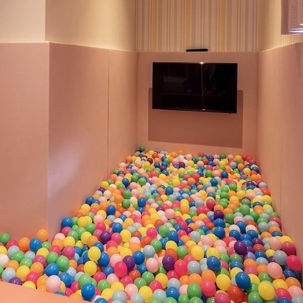 【ママさん応援♪】広いボールプールと子ども専用テレビ付きのキッズルームは、お子さま連れに大人気！子どもが大きな声を出したり走り回ったりしても、周囲に気兼ねなく過ごせるので、ママ会やご家族連れのランチタイムにもピッタリです。※キッズルームについては人気のお部屋なのでお電話にてご確認ください