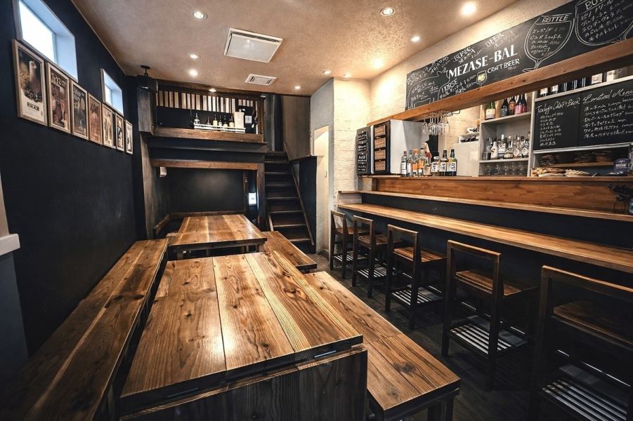 【貸切やパーティーOK】店内にはカウンターが5席、4名テーブル×2卓、2名テーブル×1卓ございます。貸切利用も8名様~承っておりますので、お気軽にご相談ください！