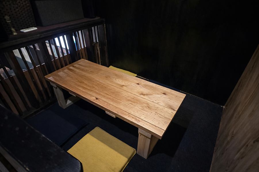 【個室で女子会】店内の階段を登ると、隠れ家のような個室が。2名～4名様でご利用できますので、プライベートなお食事や女子会、記念日や合コン等、あらゆるシーンでご利用いただけます！