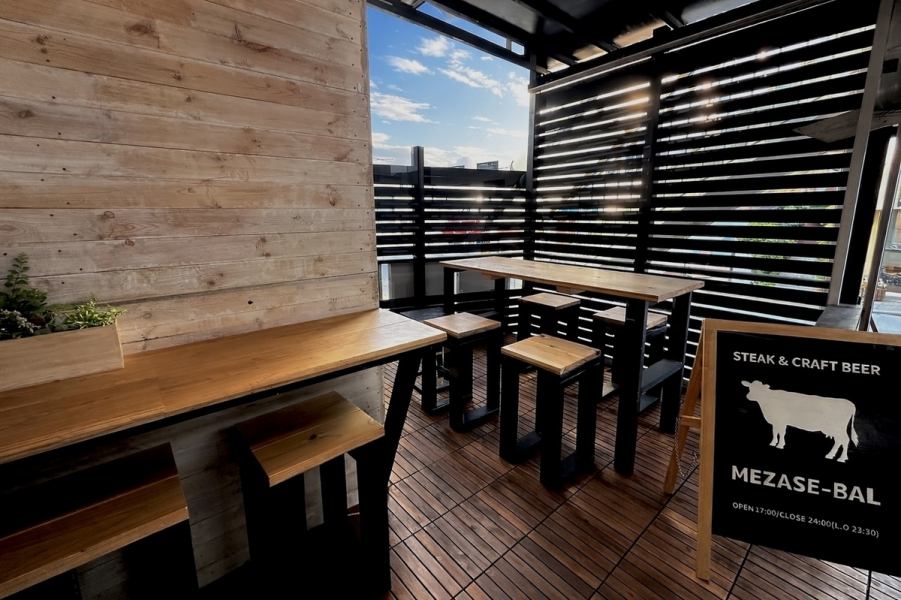 【テラスでお肉どビール】テラス席(喫煙可)では、気持ち良くお食事いただけます。ビニールのカーテンもございますので、雨や風が多少ある日でも、安心してお食事いただけます♪