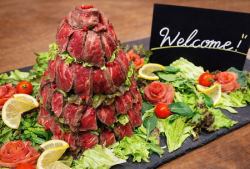 ☆Celebrate in the style of a meat bar☆ A huge meat cake!