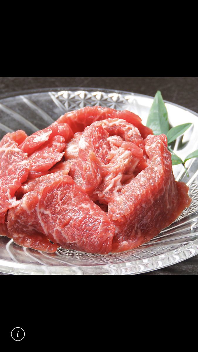 生で食べれるジンギスカンやイカのワタホイル焼きなど他にはない味を提供しています！