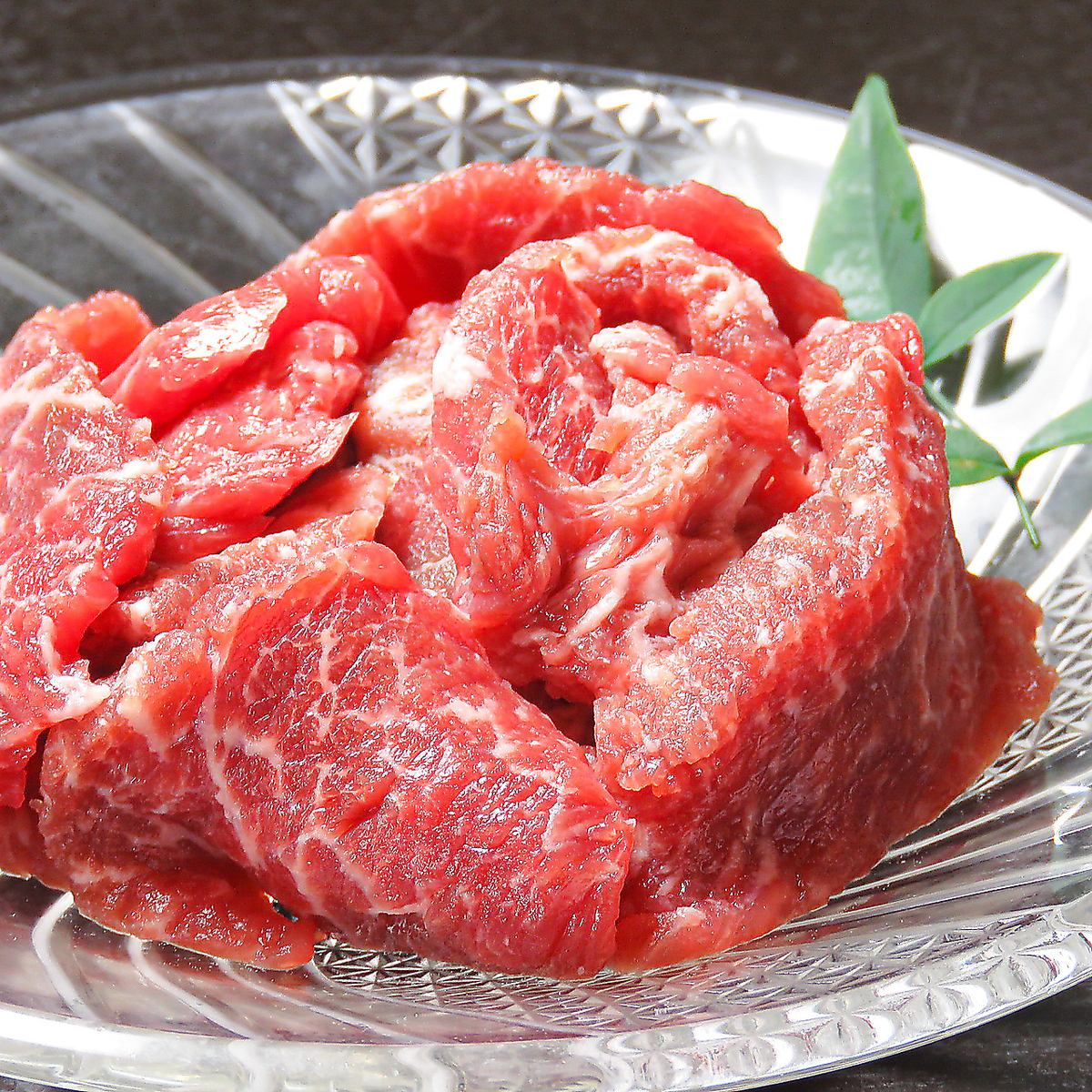 北海道から直送のジンギスカンは超レアなため生で食べられる逸品