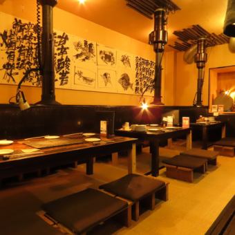 【兩間榻榻米包廂，每間可坐四人】餐廳氣氛輕鬆，設有兩張可坐四人的桌子，是與家人或朋友用餐的理想場所。時尚的配件能夠撫慰心靈，營造溫馨的氛圍，從而促進輕鬆愉快的交談。在這裡您可以享受舒適的時光和美味的食物。一定要來！