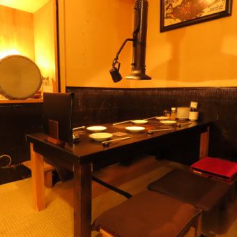 [1 間榻榻米包廂，可容納 6 人] 這間餐廳氛圍輕鬆，設有一張可容納 6 人的桌子，非常適合小型聚會或女生之夜。時尚雅緻的室內裝潢將撫慰您的心靈，輕鬆愜意的氛圍將促進愉快的交談。來體驗美味佳餚和美好時光吧！