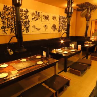 [1 間榻榻米包廂，可容納 6 人] 這間餐廳有一張可容納 6 人的桌子，非常適合女生聚會或家庭聚餐。寧靜的氛圍和時尚的裝潢將撫慰您的心靈，您可以在輕鬆的環境中享用美味佳餚。來體驗一段特別的時光吧！