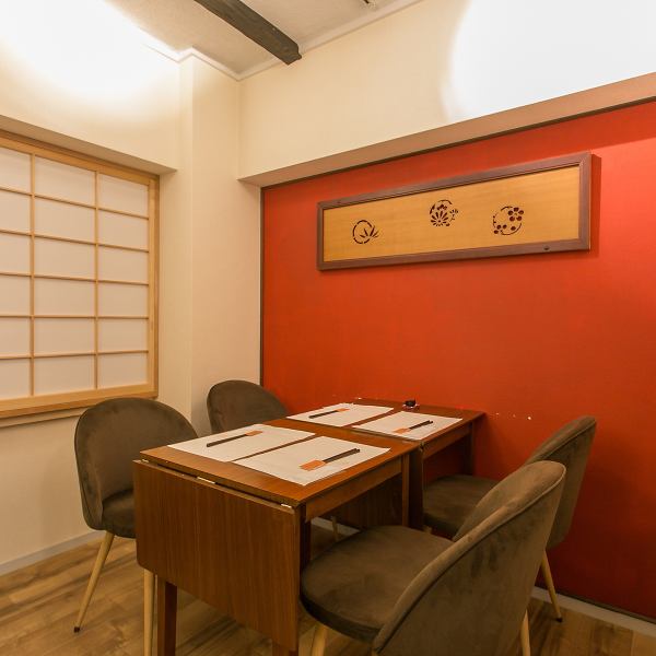 【浦和駅5分】棗色の壁や珪藻土の壁に囲まれたほっとする和風な店内はどなた様も気兼ねなくお寛ぎいただける空間です。半個室で6名様まで収容可能です。ご友人やご家族、ご宴会でもご利用いただけますので、幅広いシーンでぜひご来店くださいませ。