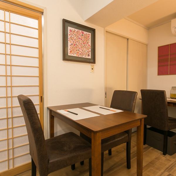 【テーブル席】ゆったりとした時間が流れるテーブル席は、お一人様からご友人同士まで、どなた様も気兼ねなくお寛ぎいただける落ち着いた空間となっております。日頃の疲れを忘れて美味しい薬膳料理をごゆっくりお召し上がりくださいませ♪