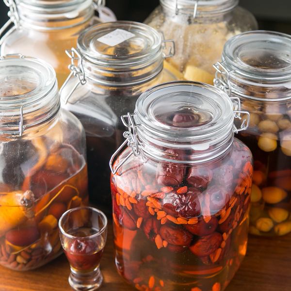 【お店のコンセプトに合った装飾】「食して整え 食して温め 食してキレイに」のコンセプトにお客様に落ち着いてお食事ができる雰囲気を心がけています。優しさと柔らかな照明に包まれたお席で心地よいひとときをお過ごしください。