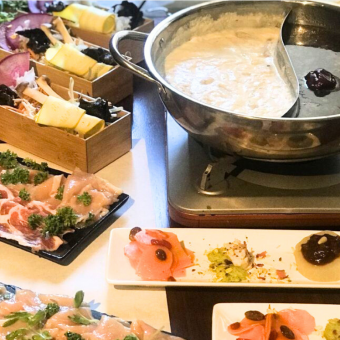 【ランチ限定】2種の薬膳出汁で楽しむ★女子会薬膳火鍋コース(三元豚＆美桜鶏)/5000円(税込)