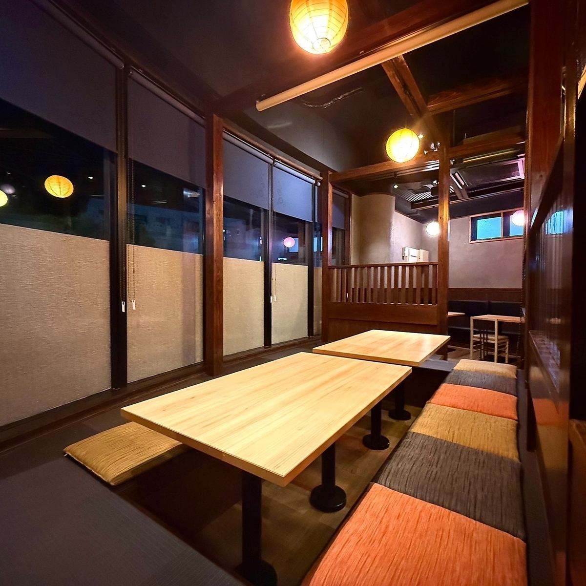 柔らかな照明や木目調の店内。和風の隠れ家的な雰囲気が特徴♪