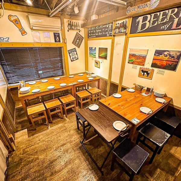On the second floor, photos of the owner's travels are displayed.The restaurant can accommodate up to 10 guests in a semi-private room or up to 20 guests in a private room.(*The rates for semi-private rooms and private use vary depending on the season and time of use.Please call us for more details.)