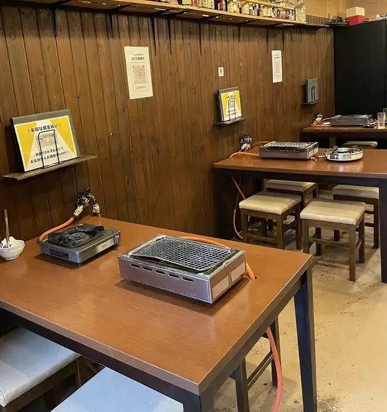 【テーブル席あり！】　2名～5名様までご利用できるお席を3つご用意しております。掘りごたつ同様様々なシーンでご利用いただけます！また誕生日の際はお店でお祝い致しますので、女子会などにもおススメです！