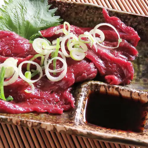 除了动物内脏，他们还有马肉刺身和腌鲭鱼等其他菜肴可供选择！