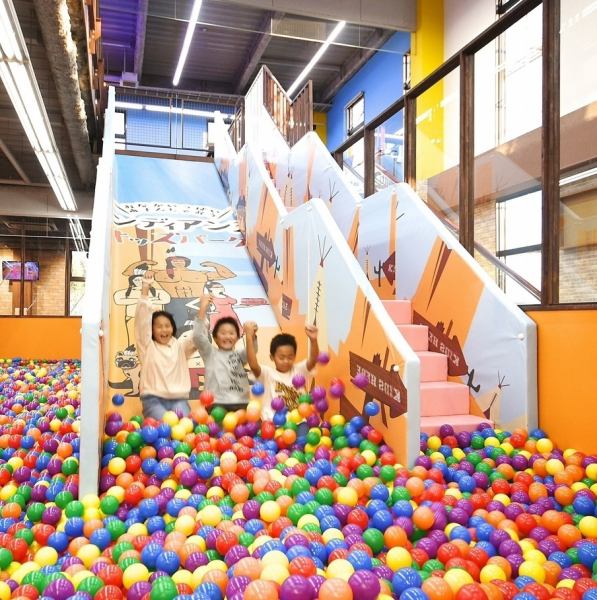 日本最大級のキッズパーク完備！遊び放題でお子様大喜び♪　ＴＶモニターでお子様を見ながら美味しい食事を満喫できます！　