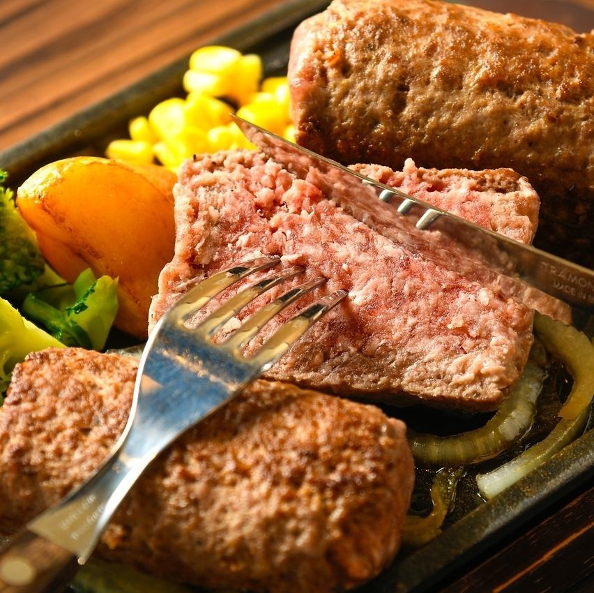 ●粗挽きならではの肉肉しさ！牛100％粗挽きハンバーグ！