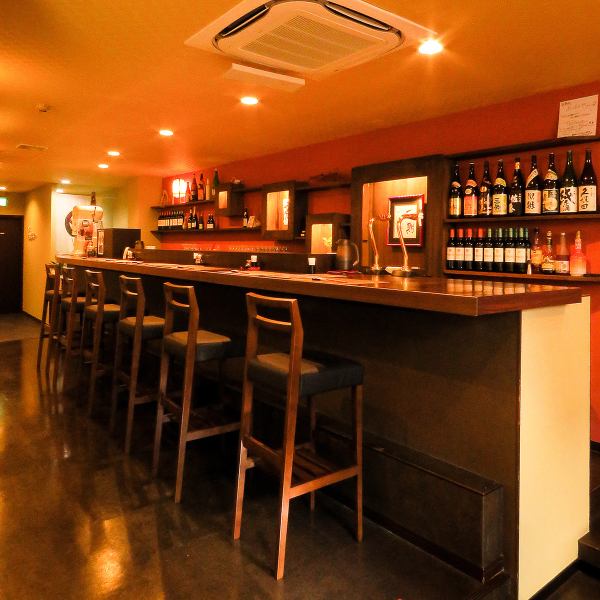 目の前でおばんざい、会話が楽しめるカウンター席。居心地の良い空間の為にイスにもこだわりあり！
